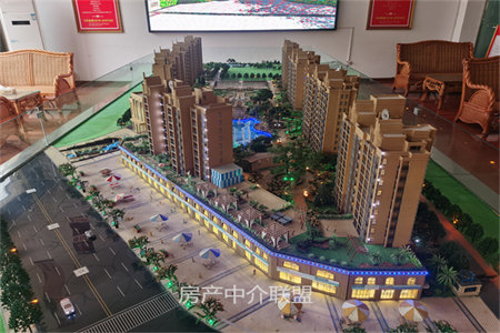 翡翠城精装套三一楼带院楼王位置阳台已封带车位带附房价格可议